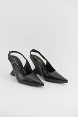 Zapatos de tacón cuña estructural color negro, con punta fina cerrada, diseño descalzo y tira ajustable al talón.