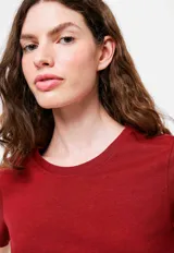 Camiseta básica de corte ajustado, con cuello redondo y mangas cortas, confeccionada en tejido de algodón suave.