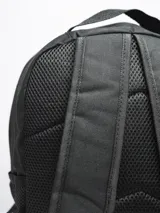 Mochila negra de poliéster con un compartimento principal grande con cierre, un compartimento frontal pequeño con cierre y un bolsillo lateral abierto con elástico.