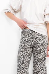 Pantalón de algodón con estampado animal print en tonos beige y marrón.