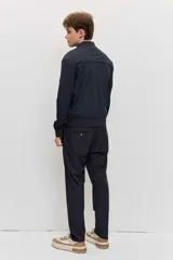 Pantalón de vestir negro, de corte recto y calce cómodo, con bolsillos laterales.