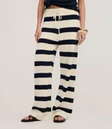 Pantalón de punto a rayas horizontales anchas, color blanco y azul marino, de corte recto y tiro alto con cintura elástica y lazo ajustable.