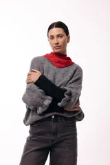 Sweater de tejido de punto con silueta relajada, cuello redondo y mangas tres cuartos con volumen abuchado.