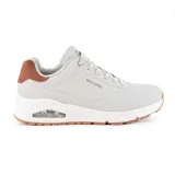 Championes Skechers Street Uno - Suited On Air, color beige con detalles en marrón. Zapatillas deportivas de estilo clásico con cordones, capellada de durabuck en bajorrelieve con ribete de ante en el talón, plantilla Skechers Air-Cooled Memory Foam y media suela Skech-Air con cámara de aire visible.