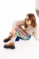 Botas de cuero color marrón y beige con caña media, cierre lateral y suela track.