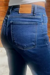 Pantalón de jean azul oscuro, corte wide leg y tiro medio alto.