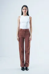 Pantalón de jean tiro alto con corte recto levemente acampanado. Presenta bolsillos delanteros tipo cargo marcados y costuras visibles en color marrón.