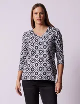 Blusa de algodón estampado marca Ruby Rd, con escote en V cruzado y mangas ¾.