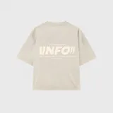 Remera de corte oversize color beige, con diseño estampado en la espalda que incluye el texto VNFO y leyendas adicionales.