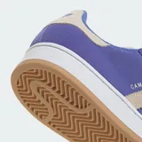 Championes Adidas Campus 00s, color violeta con detalles en beige. Presentan un diseño inspirado en los años 2000 con lengüeta doble, cordones anchos, empeine de piel y suela de goma con base color caramelo.