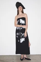 Vestido largo negro de algodón sin tirantes con escote palabra de honor, estampado de rosas blancas y aberturas laterales.