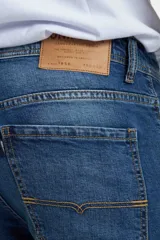 Pantalón jean azul de corte slim fit.