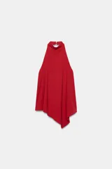 Top halter asimétrico de color rojo, confeccionado en tejido elástico, con cuello alto y cierre posterior con botones.