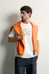 Remera blanca de corte regular fit, con cuello redondo y mangas cortas. Presenta un estampado frontal con textura en tono tostado con la inscripción "Tahoe Lake 1940-1971 Camp Sply."