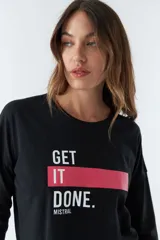 Remera negra de manga larga con estampa frontal con la frase 'Get It Done' sobre una línea horizontal roja y el logo de la marca Mistral.