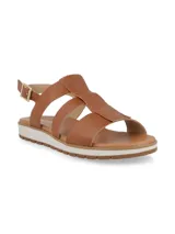 Sandalias de cuero color camel con tiras cruzadas y tira central con flecos sutiles. Cuenta con cierre de hebilla metálica en el tobillo y suela dentada bicolor con plataforma baja.