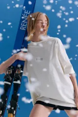 Remerón oversize de algodón color blanco off-white, con cuello redondo, mangas anchas y estampa frontal con el logo de la marca.