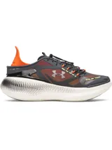 Championes Under Armour modelo UA Echo, con diseño deportivo en tonos negro, gris, naranja y detalles en blanco con puntos negros en la entresuela. Cuentan con amortiguación UA HOVR y talón convertible UA SlipSpeed.