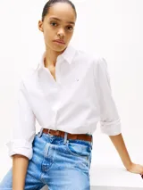 Camisa blanca de algodón Oxford, de corte amplio, con cuello inglés y logo de Tommy Hilfiger bordado en el pecho.