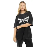 Remera unisex de corte oversize con efecto lavado, color negro, con estampa gráfica frontal en color blanco.