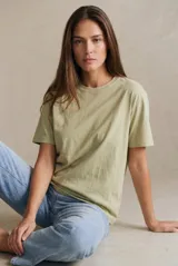 Remera de algodón lavado color verde militar, de corte oversize, con cuello redondo y mangas cortas.
