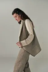 Chaleco marrón con solapas color crema y terminación en crochet.