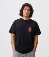 Remera negra de algodón con cuello redondo y mangas cortas, de corte comfort. Presenta una gran estampa en la espalda con la frase "Get Over Here" y un diseño gráfico de la lanza de Scorpion de Mortal Kombat.