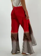 Pantalón de viscosa con estampado degradado de color rojo a marrón.