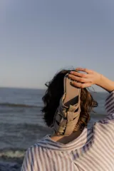 Sandalias bajas color beige con tiras de cuero entretejidas.