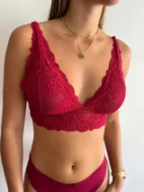 Bralette de encaje rojo con copas triangulares y breteles finos.