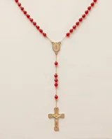 Collar rosario de acero con baño de oro, compuesto por cuentas de cristal rojo y un dije de San Benito con cruz colgante.