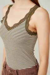 Musculosa a rayas horizontales color blanco y marrón, con escote en V y detalles de encaje color verde oliva en el escote y sisas.