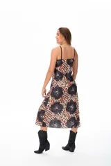 Vestido midi con estampado animal print y flores negras, de breteles finos y corte suelto.