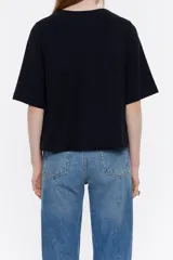 Camiseta negra de punto roma, corte recto, escote redondo, manga corta y dos bolsillos de parche en el delantero.