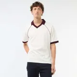 Remera de tejido de punto color blanco con cuello en V y cuello polo en contraste bordó, al igual que los ribetes en los puños y las costuras de las mangas raglán.