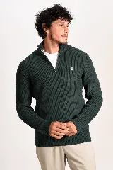 Sweater de punto en color verde oscuro, con cuello alto, cierre frontal parcial y manga larga, con detalle de logo bordado en el pecho.