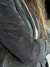 Blazer plateado tornasolado con textura de red, de mangas largas.