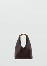 Bolso de mano color marrón oscuro, de diseño estructurado tipo hobo con detalle de pieza metálica dorada en el asa superior.