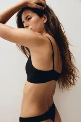 Soutien de punto con diseño seamless, copas forradas con relleno extraíble, escote en V profundo y breteles ajustables. No posee aros ni cierres.