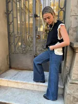 Pantalón de jean estilo wide leg con diseño de paneles y costuras visibles en contraste. Presenta un corte amplio y tiro alto, confeccionado en denim con elasticidad.