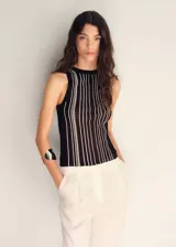 Top de tejido de punto fino con diseño entallado, sin mangas y cuello halter. Presenta un estampado de rayas verticales en contraste.