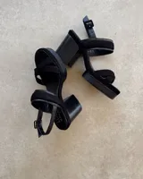 Sandalia de cuero color tostado, con plataforma y taco cuadrado de madera.