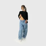 Pantalón de jean estilo ultra baggy con diseño de paneles curvos en las piernas. Presenta un lavado claro, bolsillos traseros amplios y costuras reforzadas que definen su silueta holgada y voluminosa.