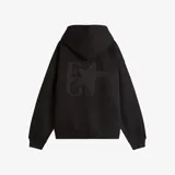 Campera negra con capucha y cierre frontal. Presenta un logo en relieve con una estrella y letras en el lado izquierdo del pecho, y un bolsillo canguro.