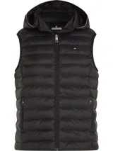 Chaleco negro acolchado con capucha, cierre de cremallera, dos bolsillos delanteros con cremallera y logo de Tommy Hilfiger bordado en el pecho.