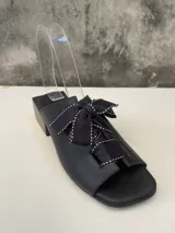Sandalias de cuero negro con moño de gross negro con costuras blancas. Taco bajo cuadrado.
