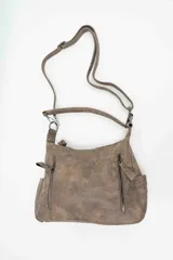 Bolso de mano de eco cuero en tono marrón topo con efecto desgastado. Posee cierre superior principal, múltiples bolsillos externos con cremallera y herrajes metálicos plateados oscuros.