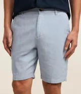 Bermuda slim de lino y algodón color beige, de corte ajustado, con trabillas para cinturón y bolsillos laterales y traseros.