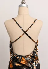 Vestido corto de seda con estampado abstracto en tonos negro, blanco y naranja. Presenta escote tipo cowl con detalle de encaje negro y breteles finos ajustables.