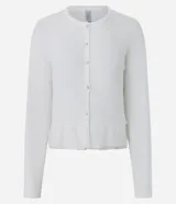 Cardigan de punto liviano color blanco, con cierre frontal de botones, mangas largas con hombros caídos y detalle de encaje en el ruedo.